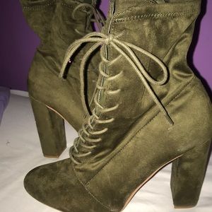 Steve Madden hunter Green lace up ankles booties